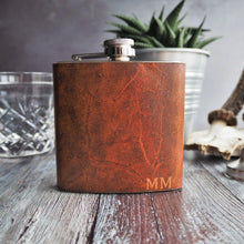  A personalised whiskey flask from Hôrd, the Rust Leather Flask.