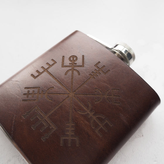 The Vegvísir Leather Flask with shows the viking compass engraved onto the flask.