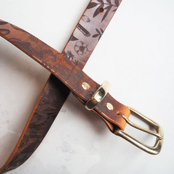 Tan full grain leather belt with botanical engravings, by Hôrd.