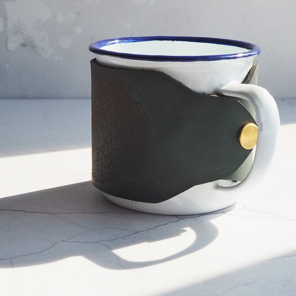 
                  
                    The mulberry leaf camping enamel mug illuminating under the sunlight.
                  
                