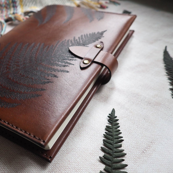 Tightened clasp on the Fern Leaf leather journal cover by Hôrd.