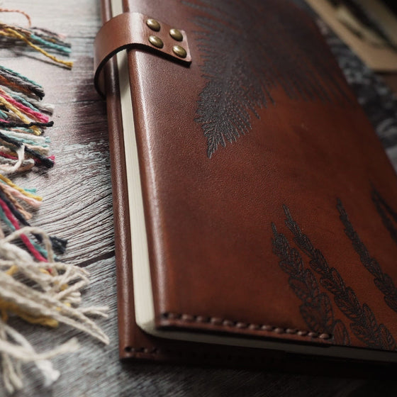 Close-up view of the Fern Leaf leather journal cover by Hôrd.