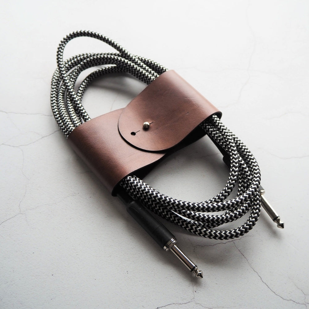 
                  
                    A guitar cable that's tanlge free and wrapped with the Guitar Cable Tidy, a leather cable tidy from HÔRD.
                  
                