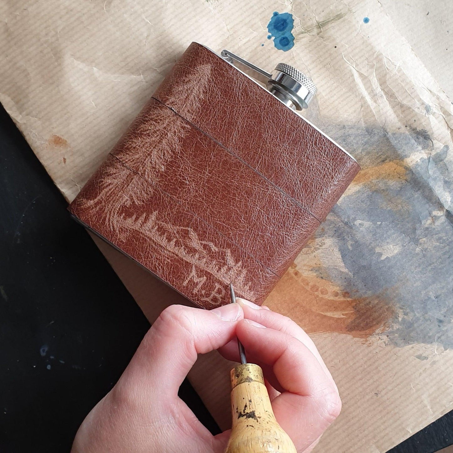 Hiking hip flask featuring the engraving of a redwood tree and mountains.