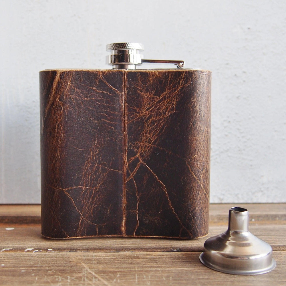 
                  
                    Posterior view of the groomsman hip flask.
                  
                