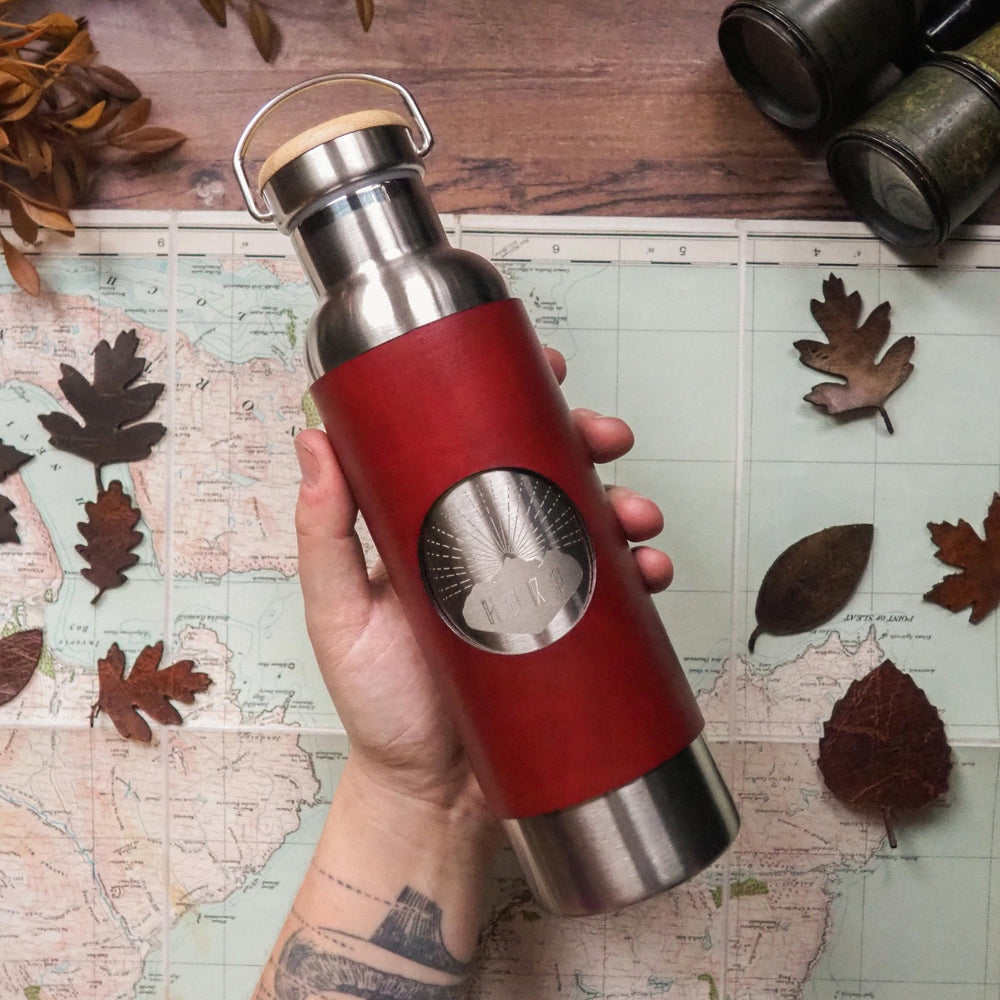 This leather wrapped personalised insulated water bottle is in bordeaux leather colour. Wrapped in a double walled stainless steel bottle, this is perfect for your hikes. 