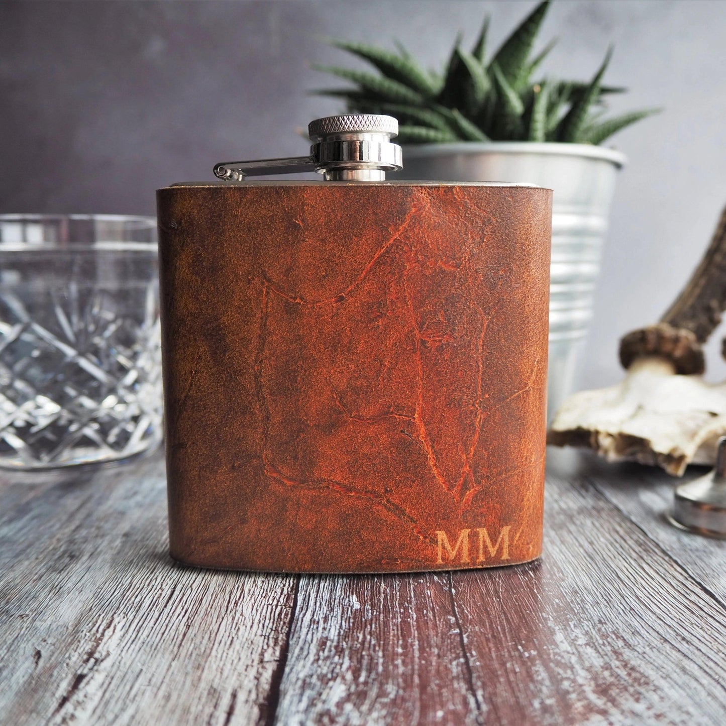 A personalised whiskey flask from Hôrd, the Rust Leather Flask.